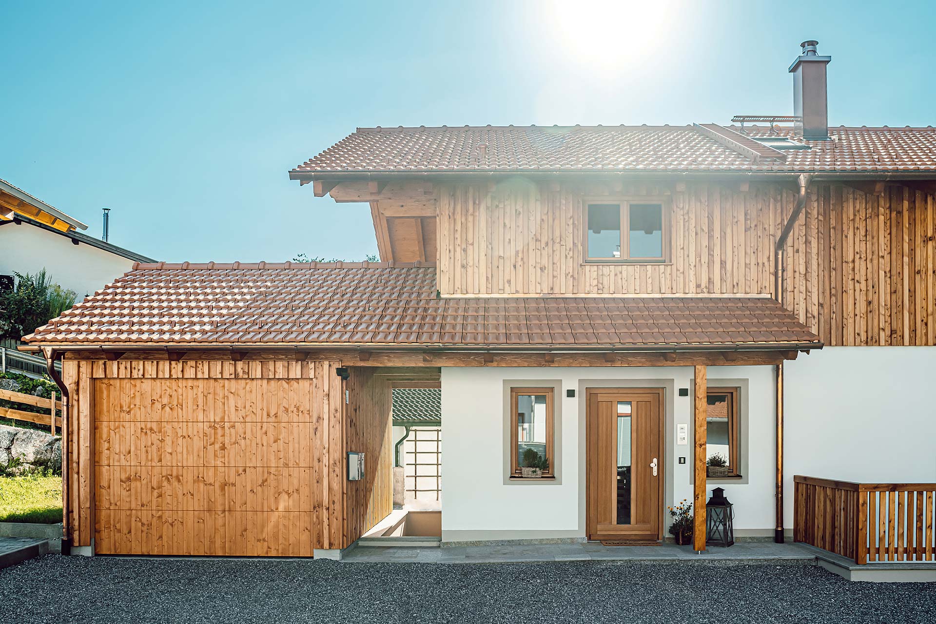 Einfamilienhaus mit Lärchenschalung und Dachstuhl aus Fichte (gehakt)