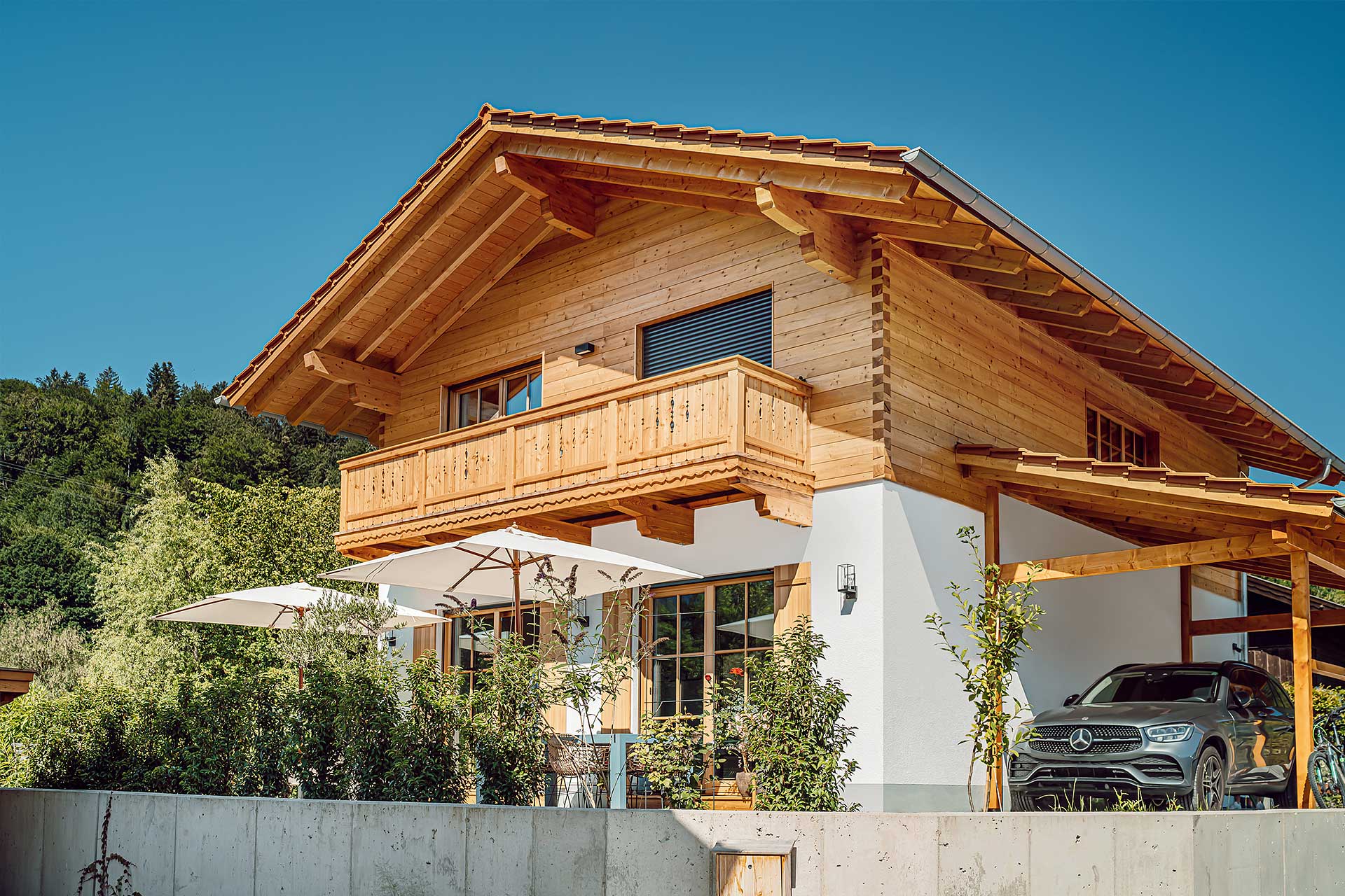 Einfamilienhaus in Niederaudorf mit Außenschalung und Fenstern aus Lärchenholz